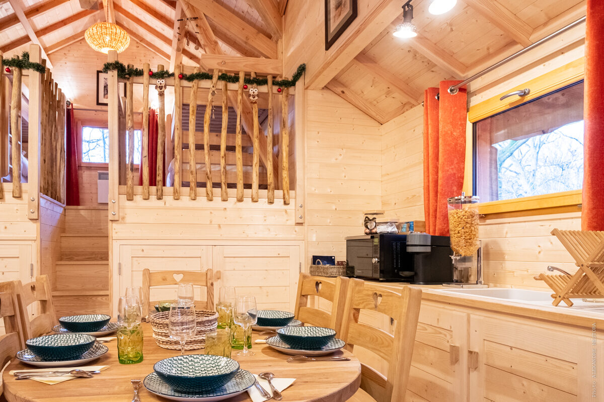 Cabanes des Blots séjour insolite proche Paris Cabane aux Oiseaux Coin repas 2