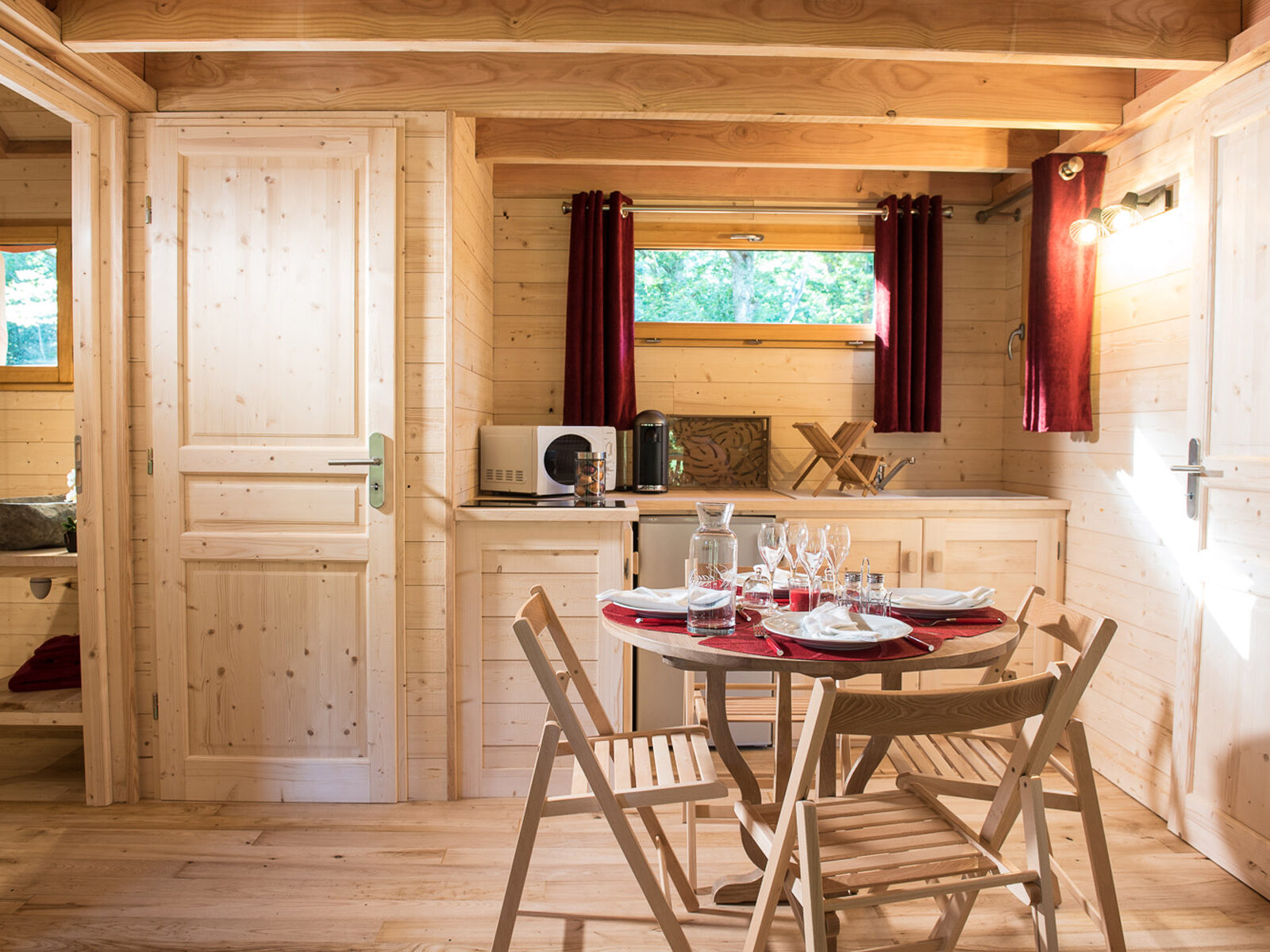 Cabanes des Blots séjour insolite proche Paris Cabane de l'Étang Coin cuisine