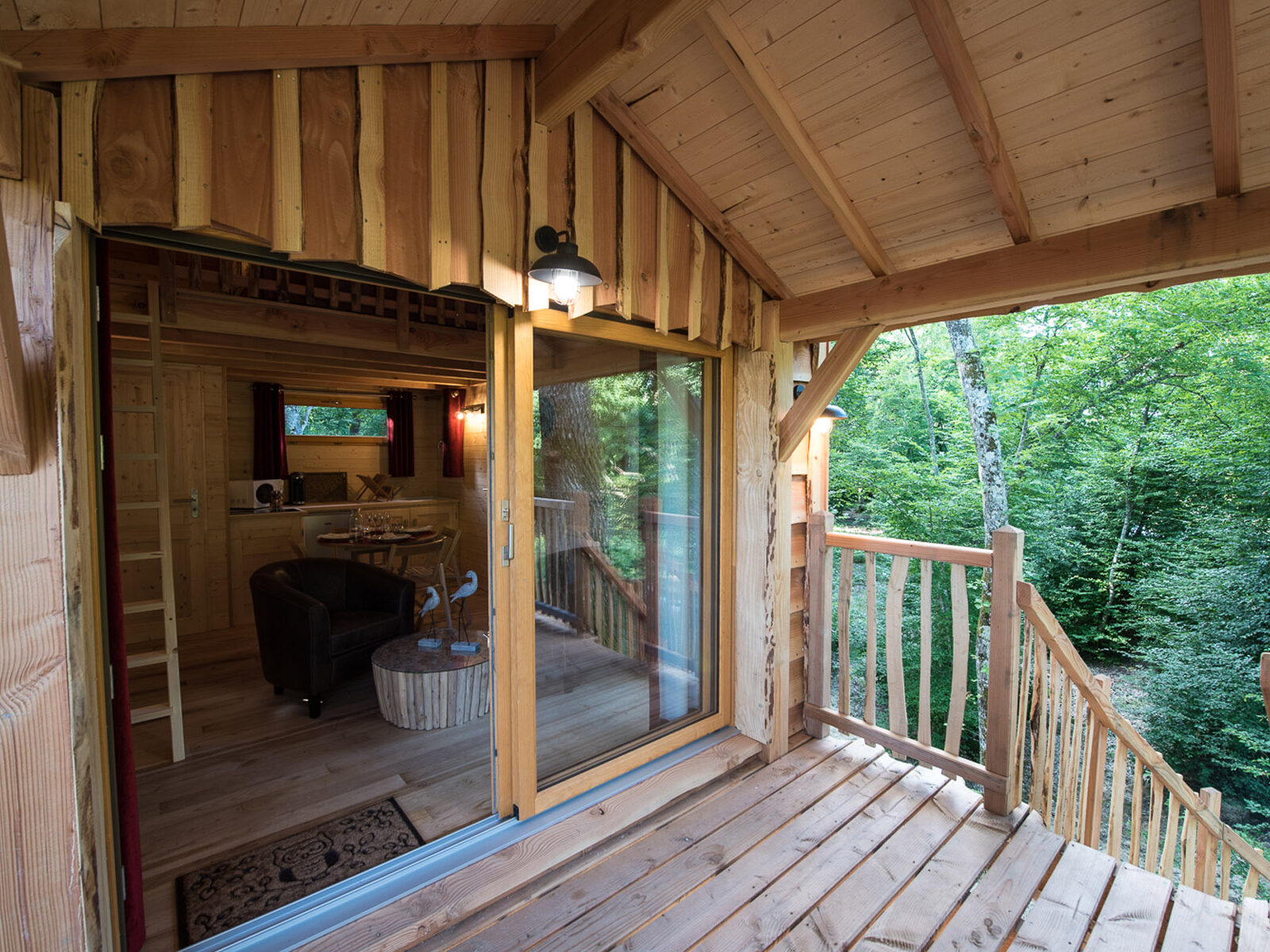 Cabanes des Blots séjour insolite proche Paris Cabane de l'Étang Entrée terrasse