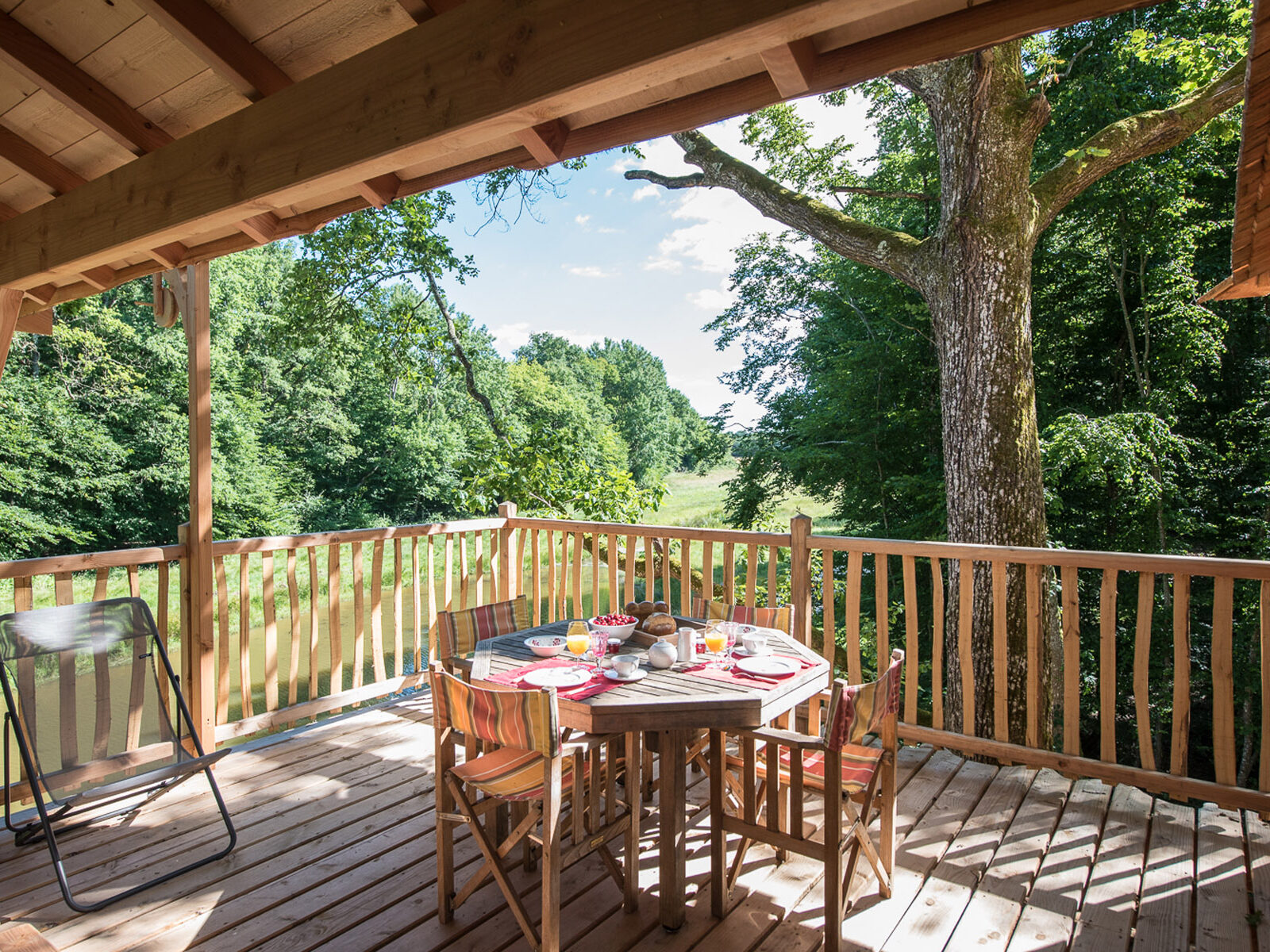 Cabanes des Blots séjour insolite proche Paris Cabane de l'Étang Terrasse
