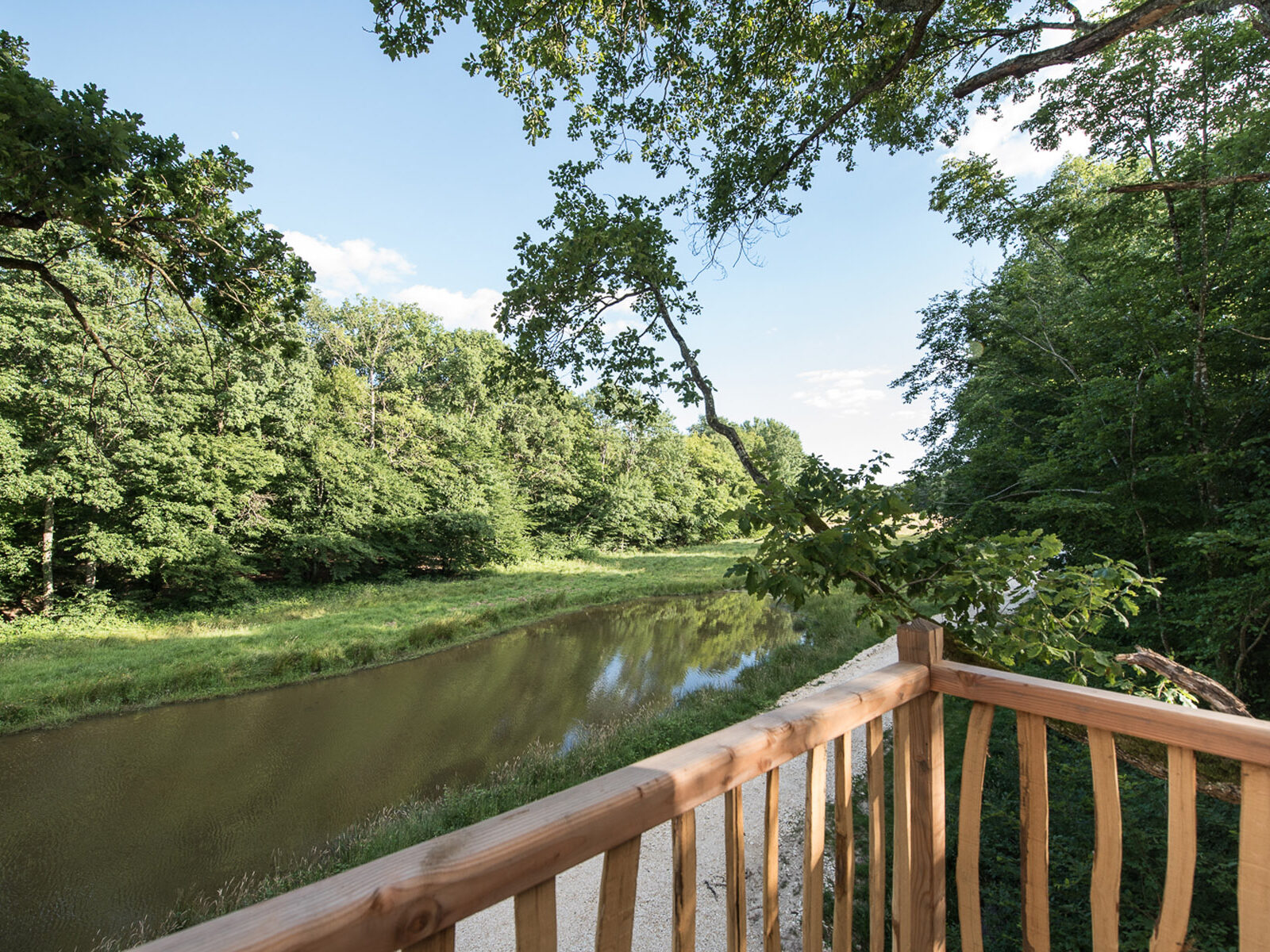 Cabanes des Blots séjour insolite proche Paris Cabane de l'Étang Vue étang