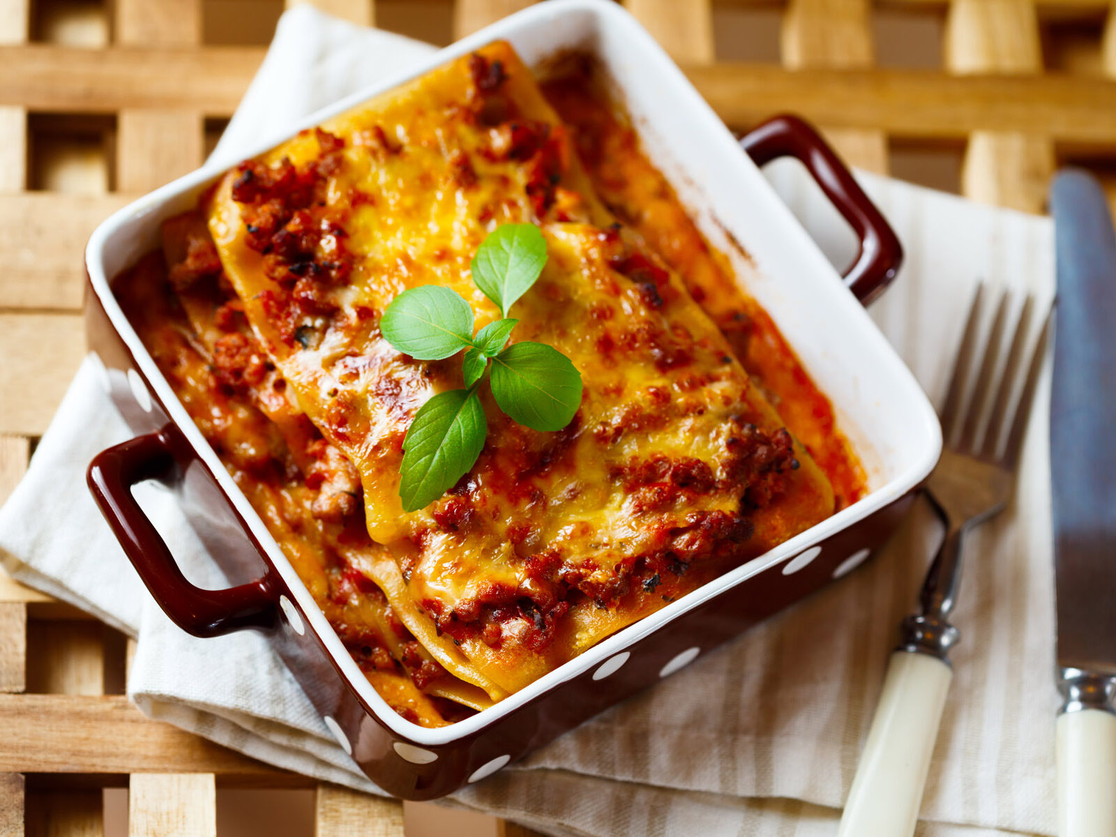 nourriture italienne assiette de lasagne au basilic frais